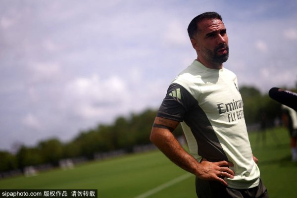 Alvaro Carreras gia nhập Real 