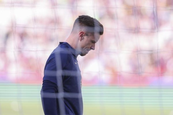 Rơi? AS: Ter Stegen đang cạnh 