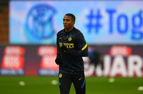 Ashley Young nói về việc rời M