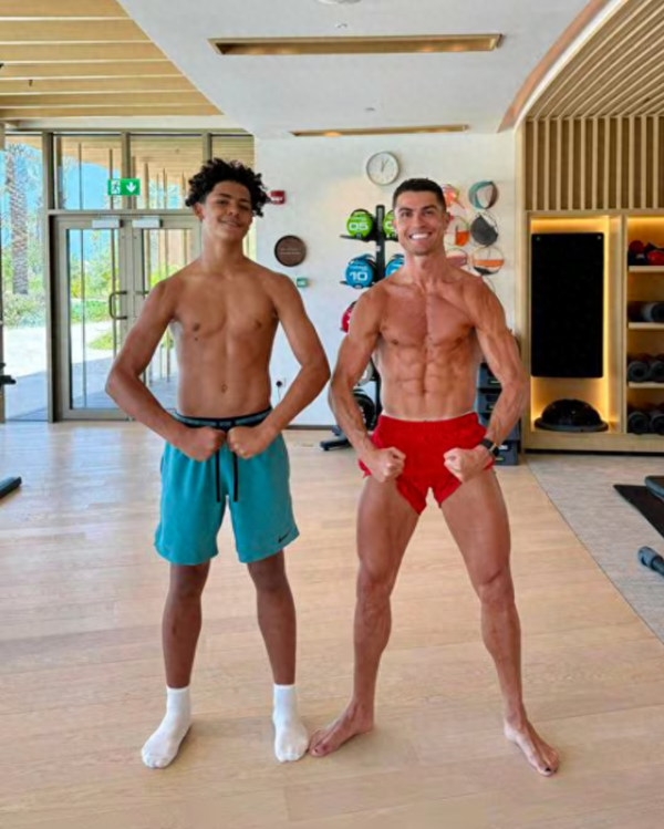 Ronaldo 40 tuổi khoe cơ bụng h